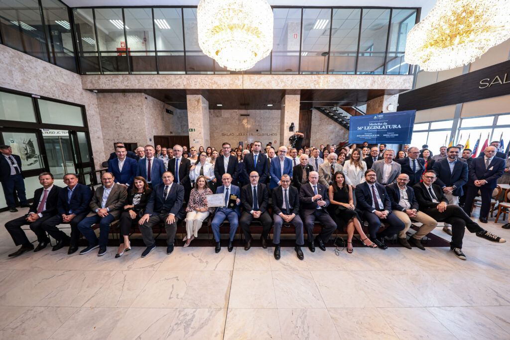 PORTO ALEGRE - RS - BRASIL - 14/11/2025: Medalha da 56ª Legislatura a Júlio Flávio Dornelles de Matos, por iniciativa do deputado Rodrigo Lorenzoni (PP). Salão Júlio de Castilhos. Foto: Marcelo Oliveira/ALRS.