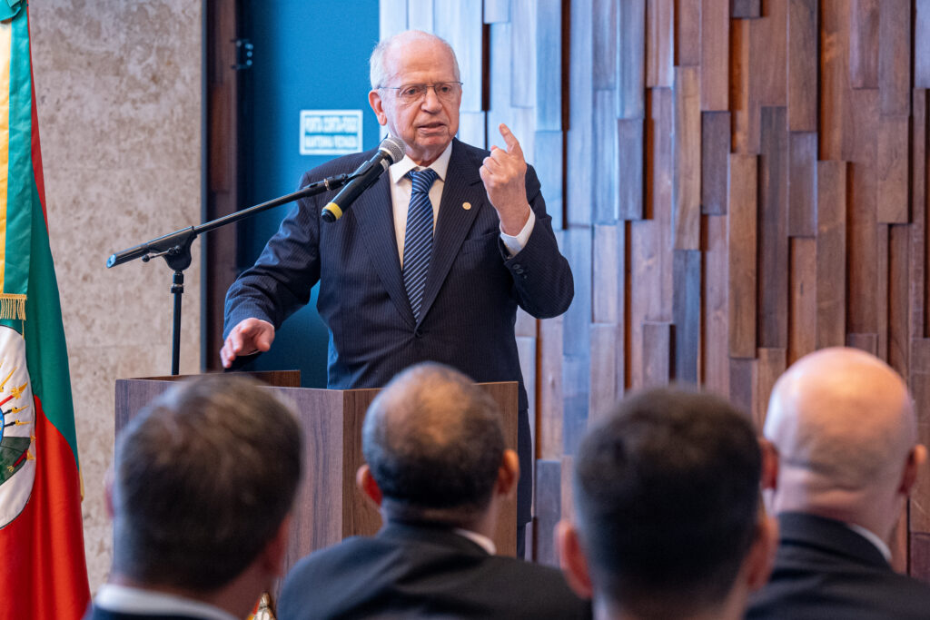 PORTO ALEGRE - RS - BRASIL - 14/11/2025: Medalha da 56ª Legislatura a Júlio Flávio Dornelles de Matos, por iniciativa do deputado Rodrigo Lorenzoni (PP). Salão Júlio de Castilhos. Foto: Claudio Fachel/ALRS.