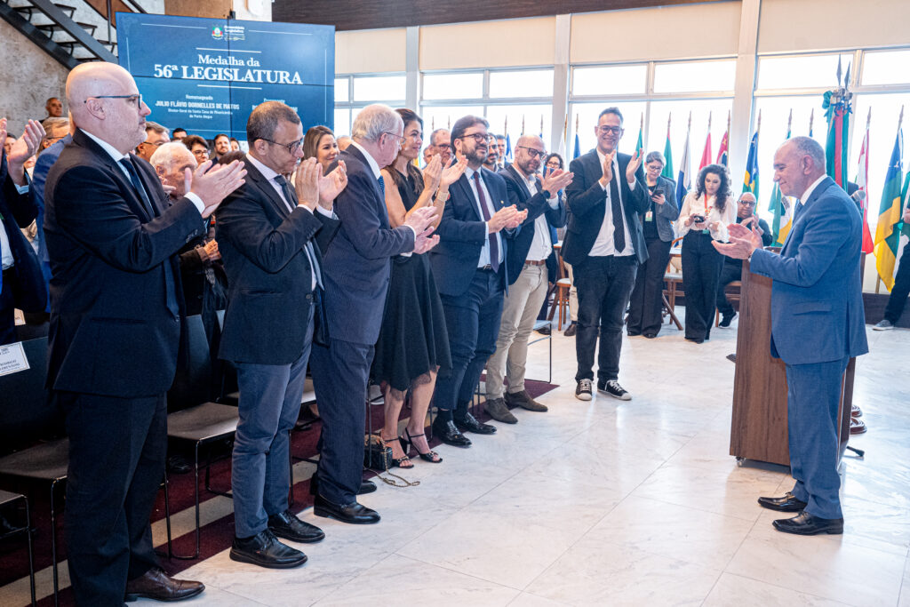 PORTO ALEGRE - RS - BRASIL - 14/11/2025: Medalha da 56ª Legislatura a Júlio Flávio Dornelles de Matos, por iniciativa do deputado Rodrigo Lorenzoni (PP). Salão Júlio de Castilhos. Foto: Claudio Fachel/ALRS.