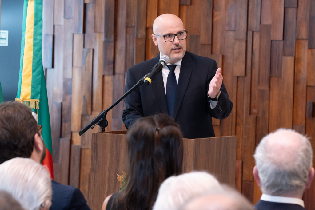 PORTO ALEGRE - RS - BRASIL - 14/11/2025: Medalha da 56ª Legislatura a Júlio Flávio Dornelles de Matos, por iniciativa do deputado Rodrigo Lorenzoni (PP). Salão Júlio de Castilhos. Foto: Claudio Fachel/ALRS.